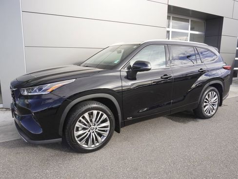 Used 2022 Toyota Highlander Platinum image 3