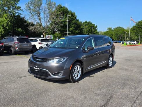 Used 2017 Chrysler Pacifica Touring-L w/ Tire & Wheel Group FWD image 4