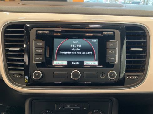 Used 2013 Volkswagen Beetle 2.5 image 21