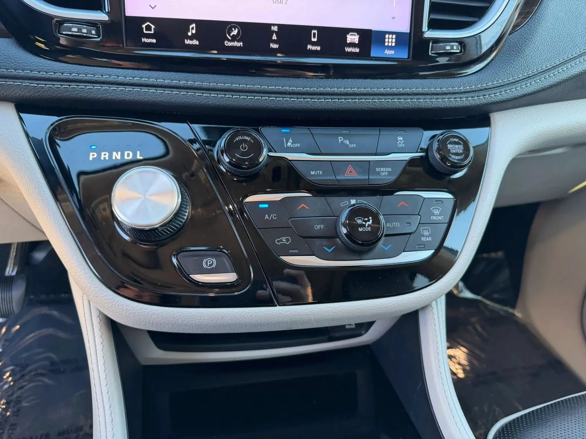 Used 2023 Chrysler Pacifica Limited w/ Uconnect Theater Family Group FWD image 30