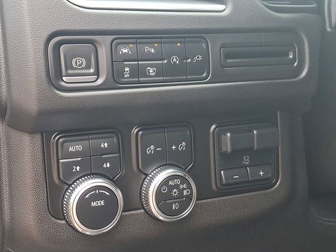 Used 2022 GMC Yukon SLT w/ SLT Premium Package image 32