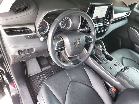 Used 2024 Toyota Highlander XLE FWD image 11