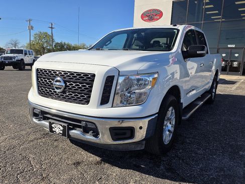 Used 2019 Nissan Titan SV w/ SV Convenience Package image 3