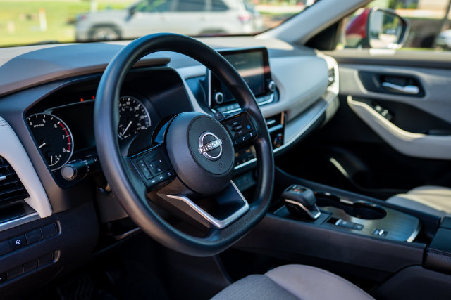 Used 2023 Nissan Rogue SV FWD image 31