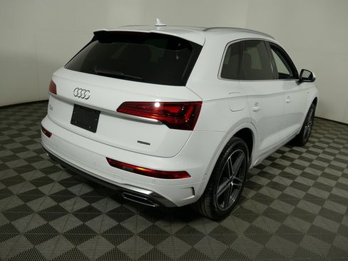 Used 2024 Audi Q5 e Prestige w/ Prestige Package image 3