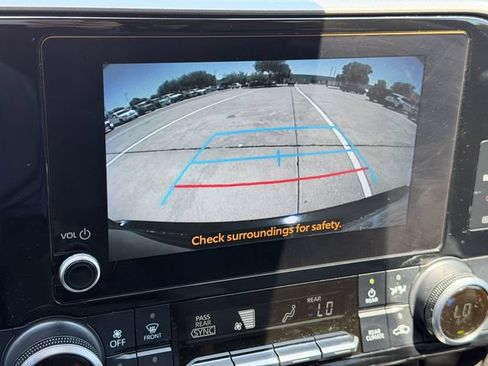 Used 2024 Toyota Highlander LE FWD image 18