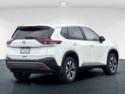 Used 2022 Nissan Rogue SV image 2