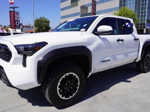 Certified 2025 Toyota Tacoma TRD Off-Road w/ TRD Off Road Upgrade Package AWD/4WD image 4