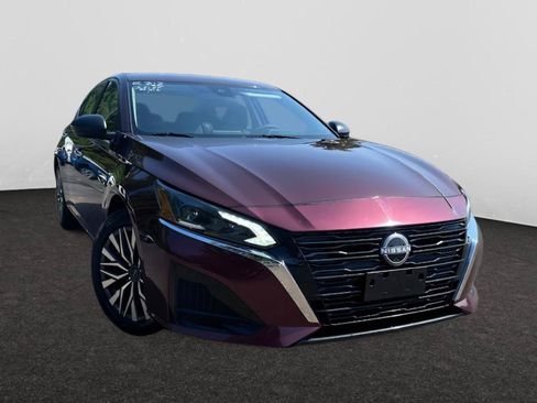 Used 2025 Nissan Altima 2.5 SV FWD image 1