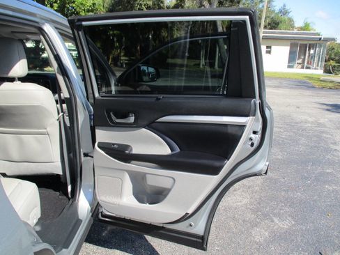 Used 2019 Toyota Highlander XLE image 27