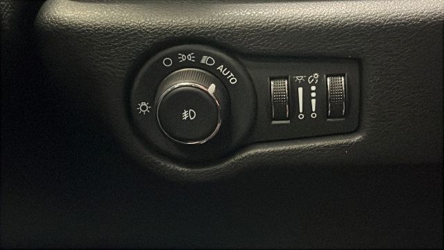 Used 2024 Chrysler Pacifica Limited FWD image 32