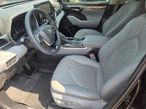 Used 2023 Toyota Highlander Limited FWD image 15