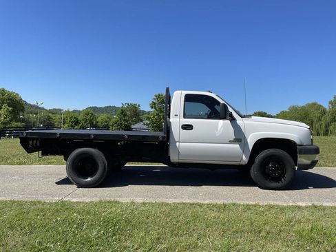 Used 2005 Chevrolet Silverado 3500 LS w/ Heavy-Duty Power Package AWD/4WD image 4