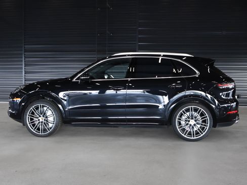 Certified 2022 Porsche Cayenne Turbo image 2