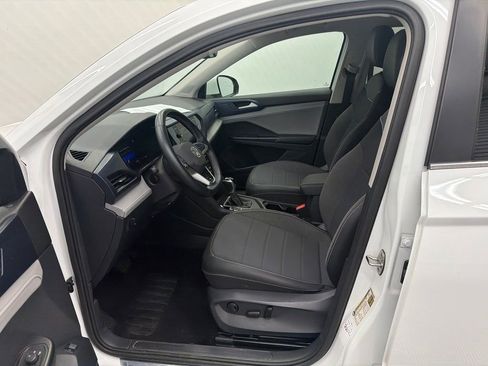 Used 2024 Volkswagen Taos SE image 9