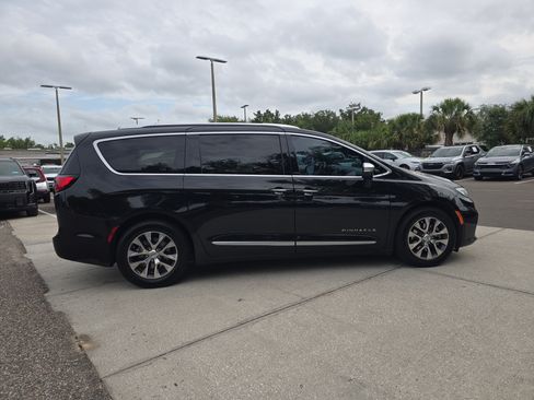 Used 2023 Chrysler Pacifica Pinnacle FWD image 9