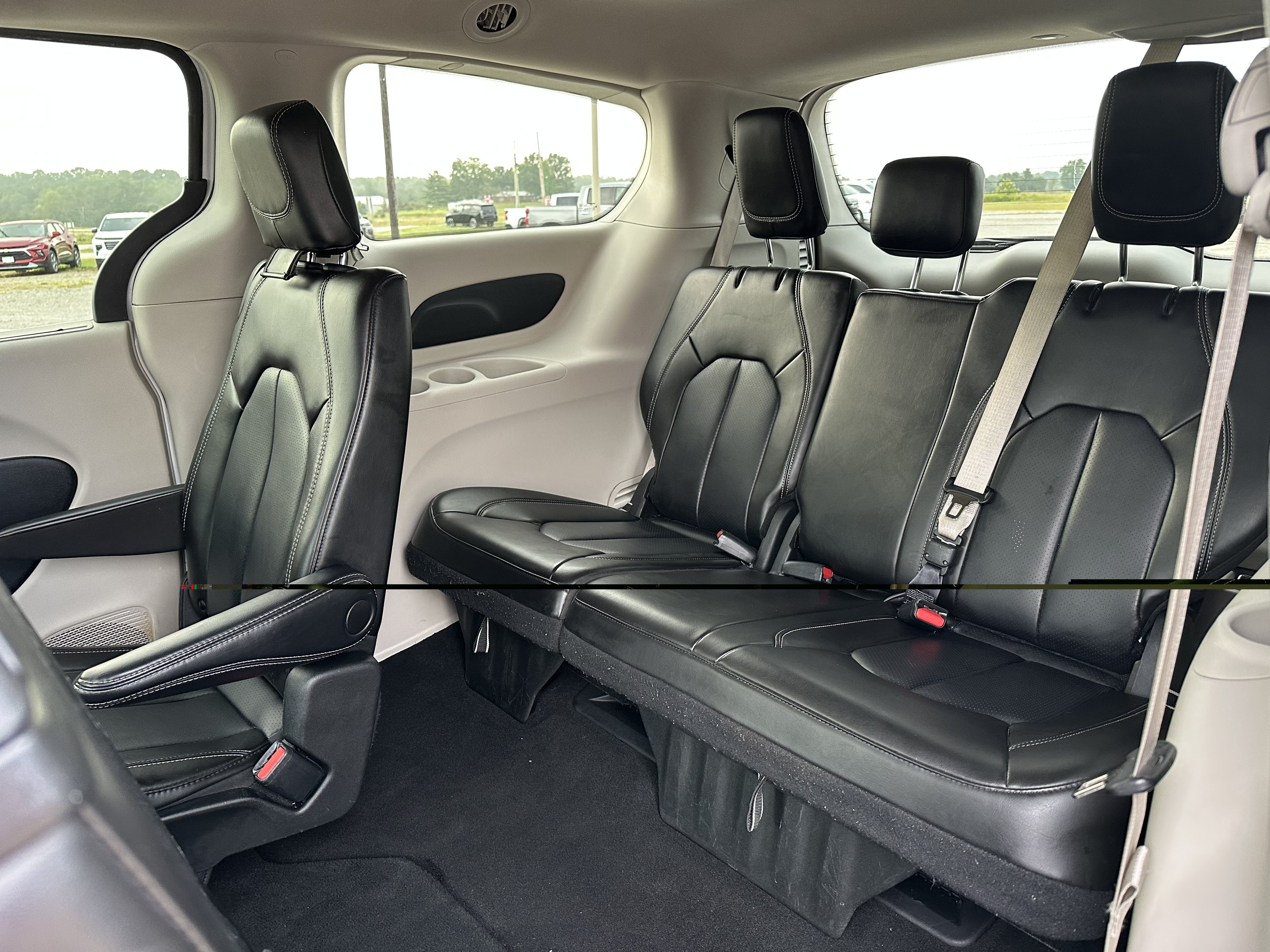 Used 2023 Chrysler Pacifica Touring-L FWD image 24