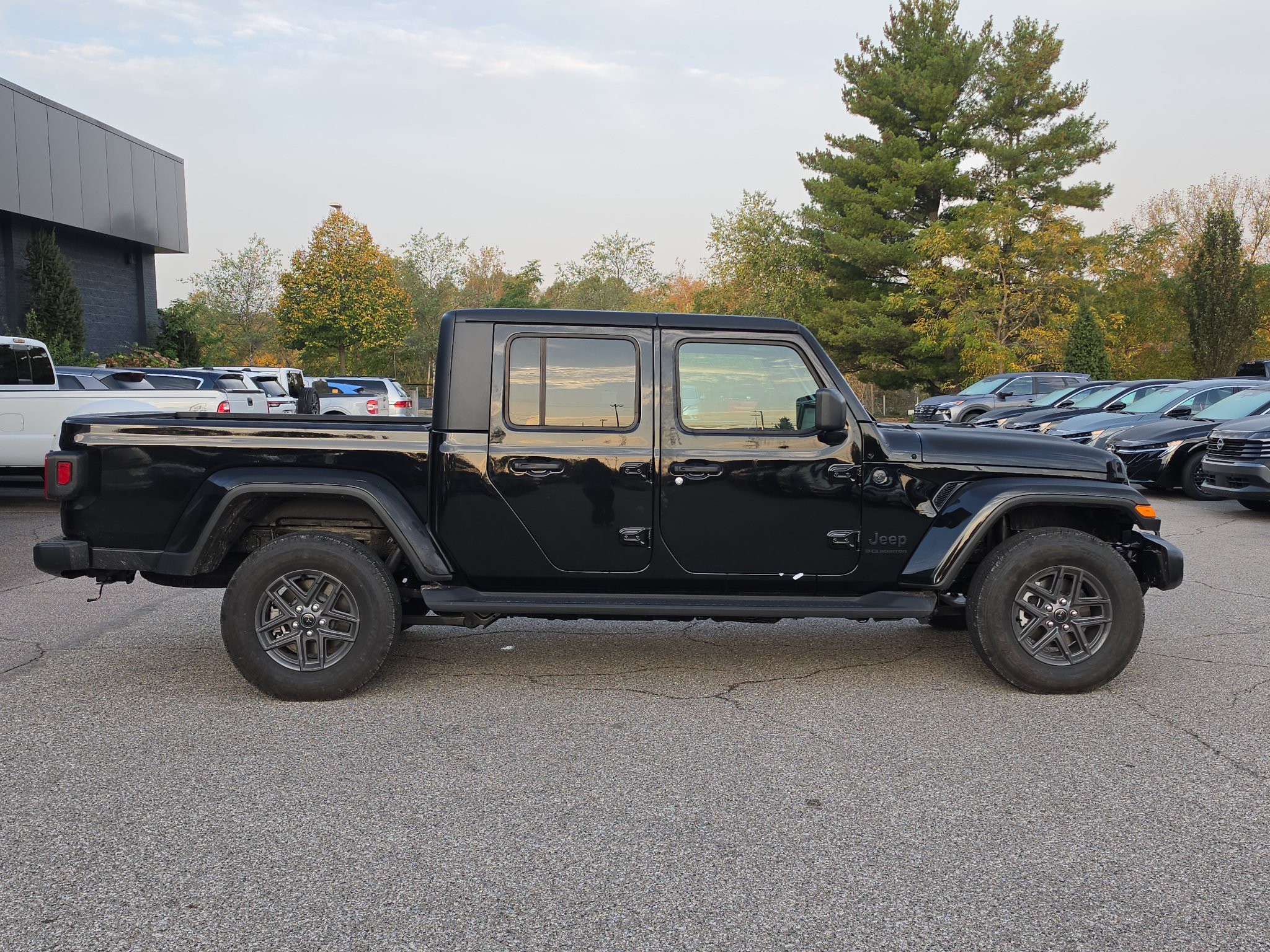 Used 2025 Jeep Gladiator Sport AWD/4WD image 8