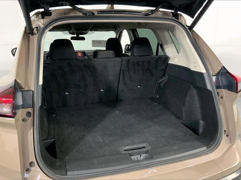 Used 2025 Nissan Rogue SV image 4