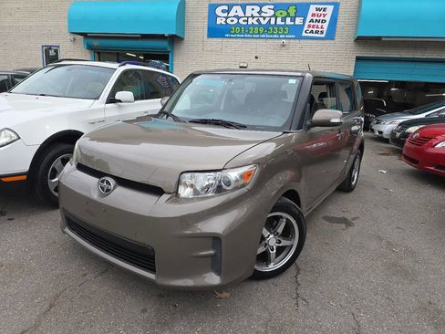 Used 2012 Scion xB FWD image 2