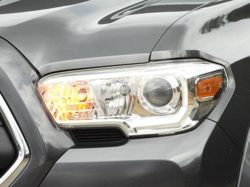 Used 2020 Toyota Tacoma SR5 image 4