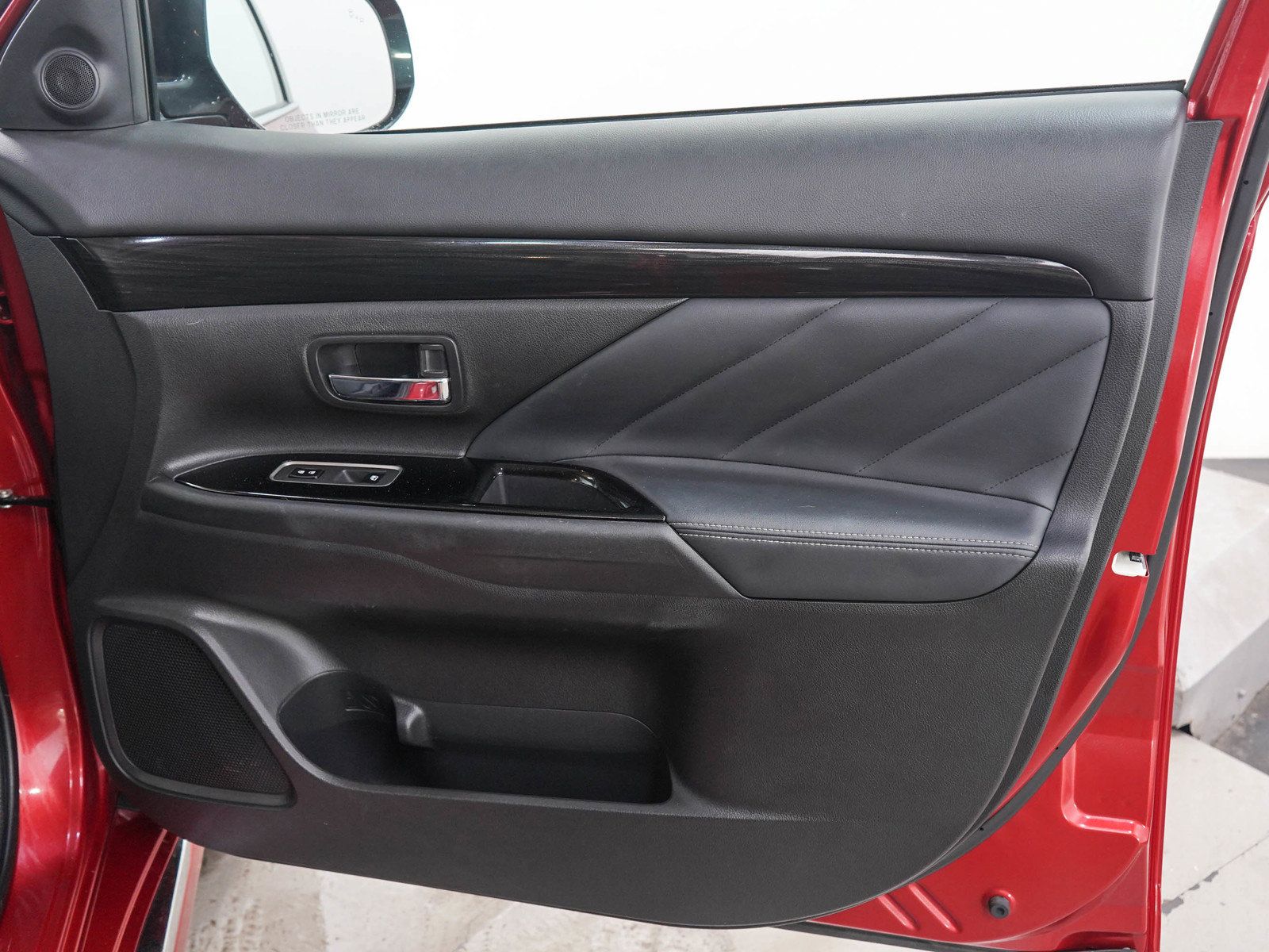 Used 2018 Mitsubishi Outlander 4WD Plug-In Hybrid image 12