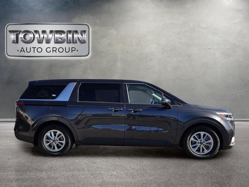 Certified 2023 Kia Carnival LX FWD image 3