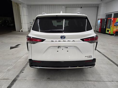 Used 2024 Toyota Sienna Platinum FWD image 5