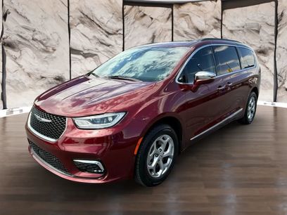 Used 2022 Chrysler Pacifica Limited w/ Uconnect Theater Family Group