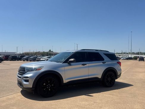 Used 2020 Ford Explorer XLT w/ Equipment Group 202A RWD image 11