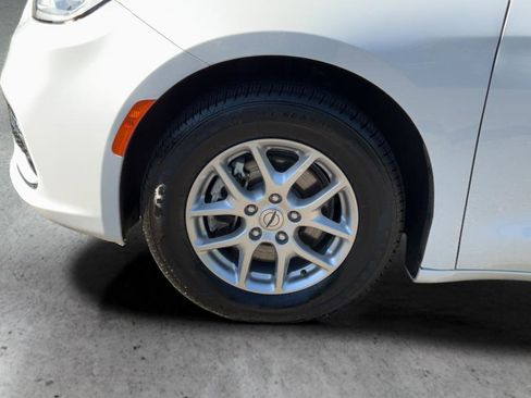 Used 2023 Chrysler Pacifica Touring-L image 24