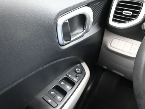 Used 2025 Hyundai Venue SEL image 10