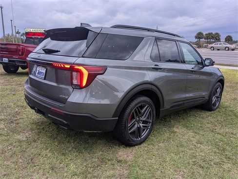 Used 2025 Ford Explorer ST-Line w/ ST-Line Street Pack image 4