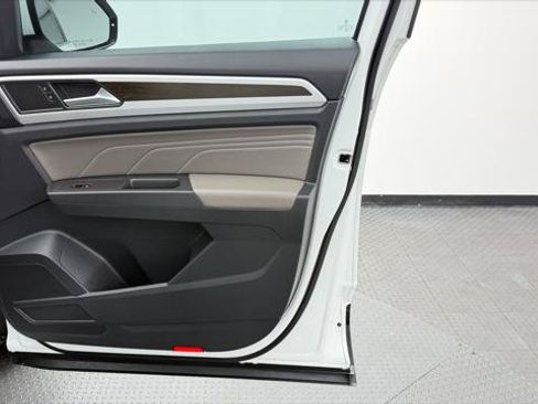 Used 2023 Volkswagen Atlas SE w/ Panoramic Sunroof Package FWD image 23