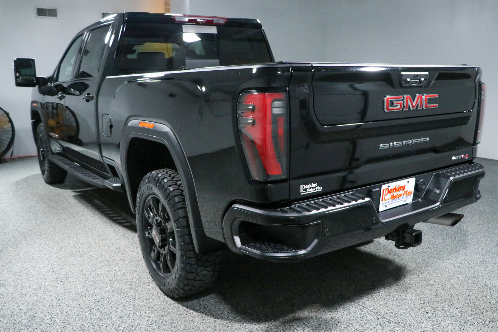 Used 2024 GMC Sierra 2500 AT4 w/ AT4 Premium Plus Package AWD/4WD image 9