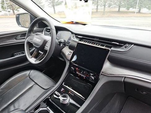 Used 2023 Jeep Grand Cherokee Limited w/ Luxury Tech Group II image 13