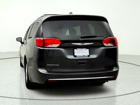 Used 2017 Chrysler Pacifica Touring-L FWD image 6