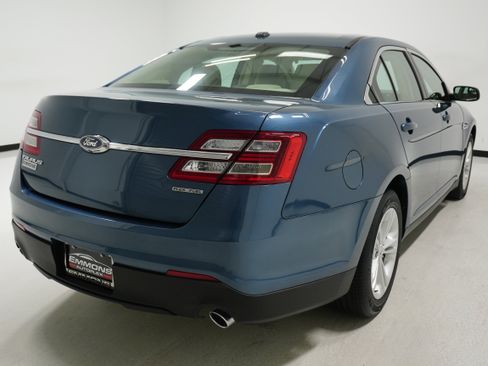 Used 2018 Ford Taurus SE image 4