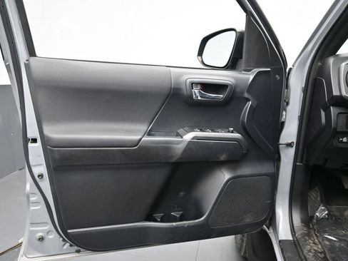 Used 2018 Toyota Tacoma TRD Sport image 30