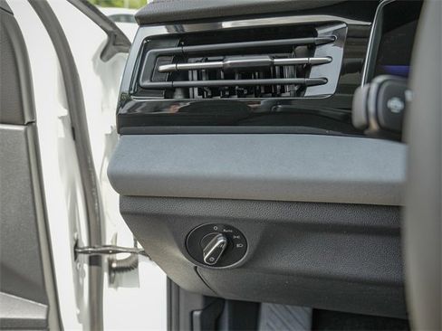 Certified 2025 Volkswagen Jetta SE image 14