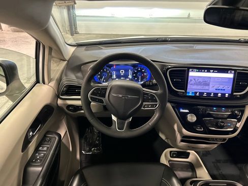 Used 2023 Chrysler Pacifica Touring-L FWD image 26