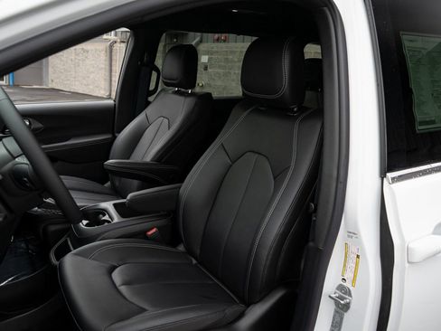 New 2026 Chrysler Pacifica Select image 15