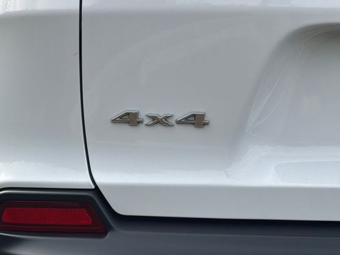 Used 2019 Jeep Cherokee Latitude Plus w/ Comfort/Convenience Group image 27