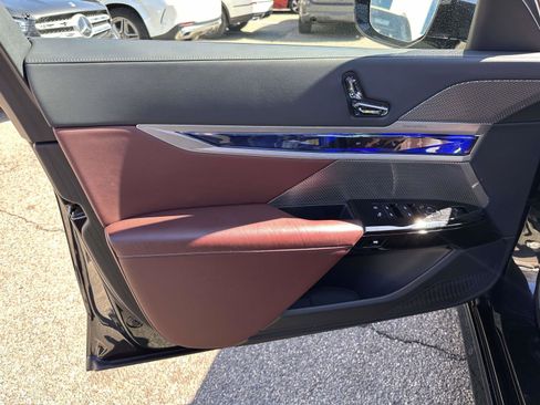 Used 2023 BMW 760i xDrive w/ Executive Package image 12