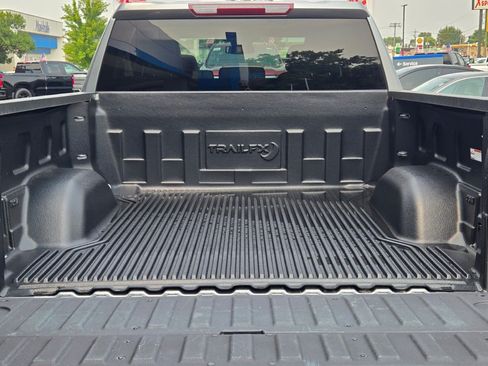 Used 2025 GMC Sierra 1500 SLT AWD/4WD image 15
