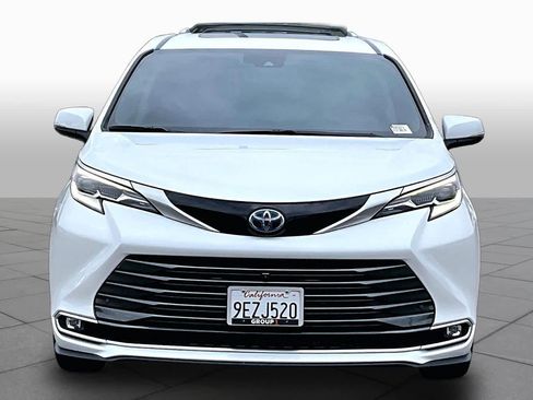 Used 2023 Toyota Sienna Platinum AWD/4WD image 3