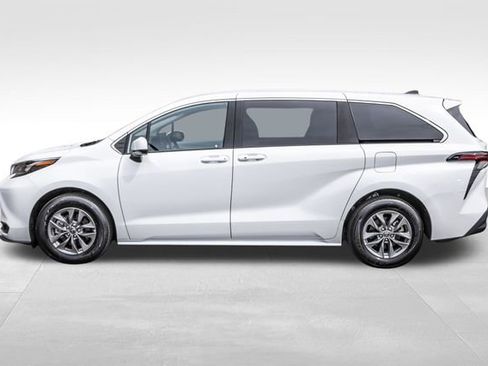 Used 2025 Toyota Sienna LE FWD image 12