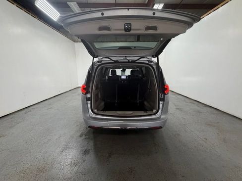 Certified 2024 Chrysler Pacifica Touring-L FWD image 10