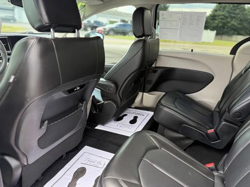 Used 2023 Chrysler Pacifica Touring-L FWD image 18