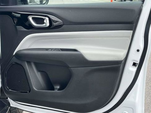 Used 2025 Jeep Compass Limited image 25